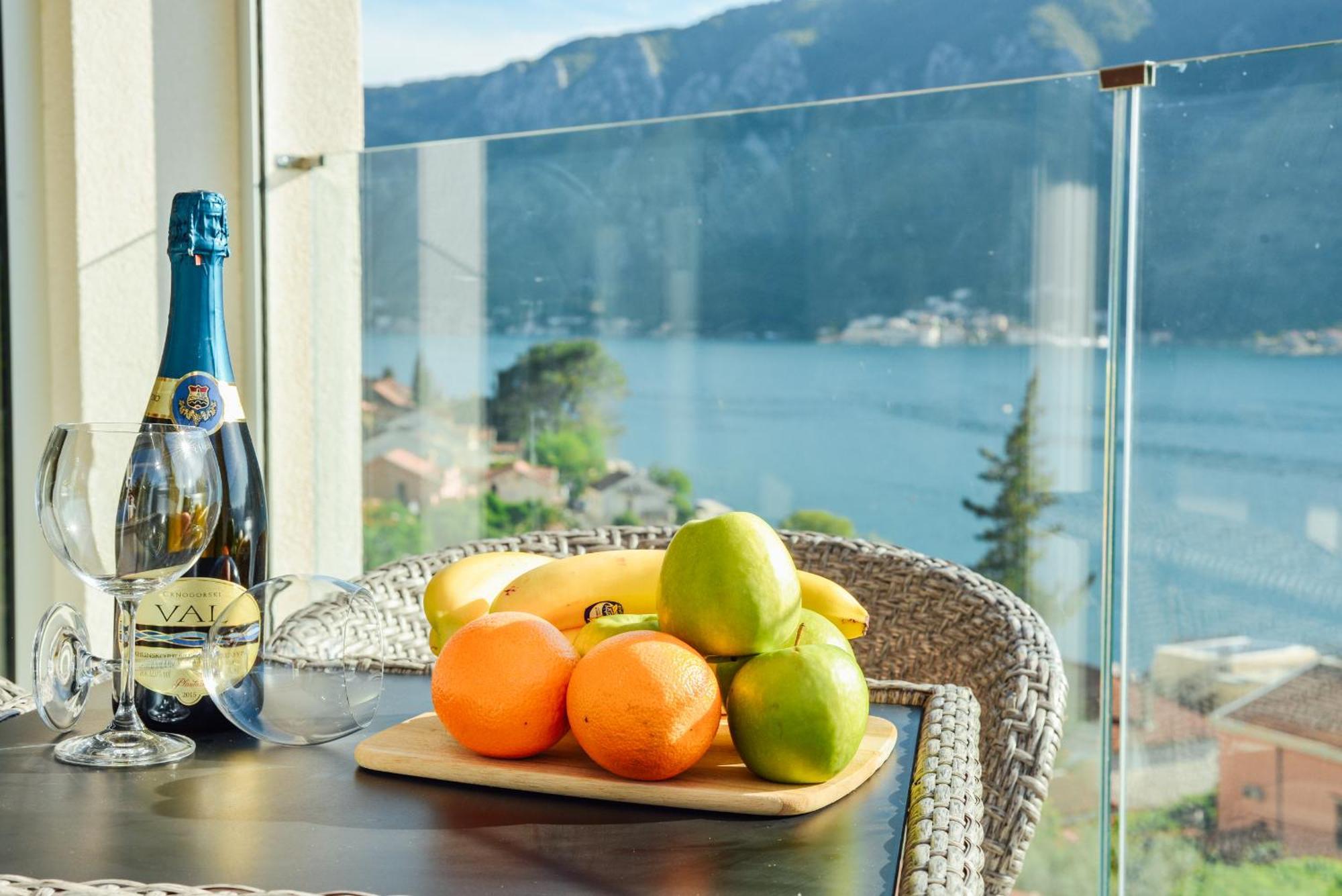 Sea View Apartment For 4 Kotor Eksteriør billede