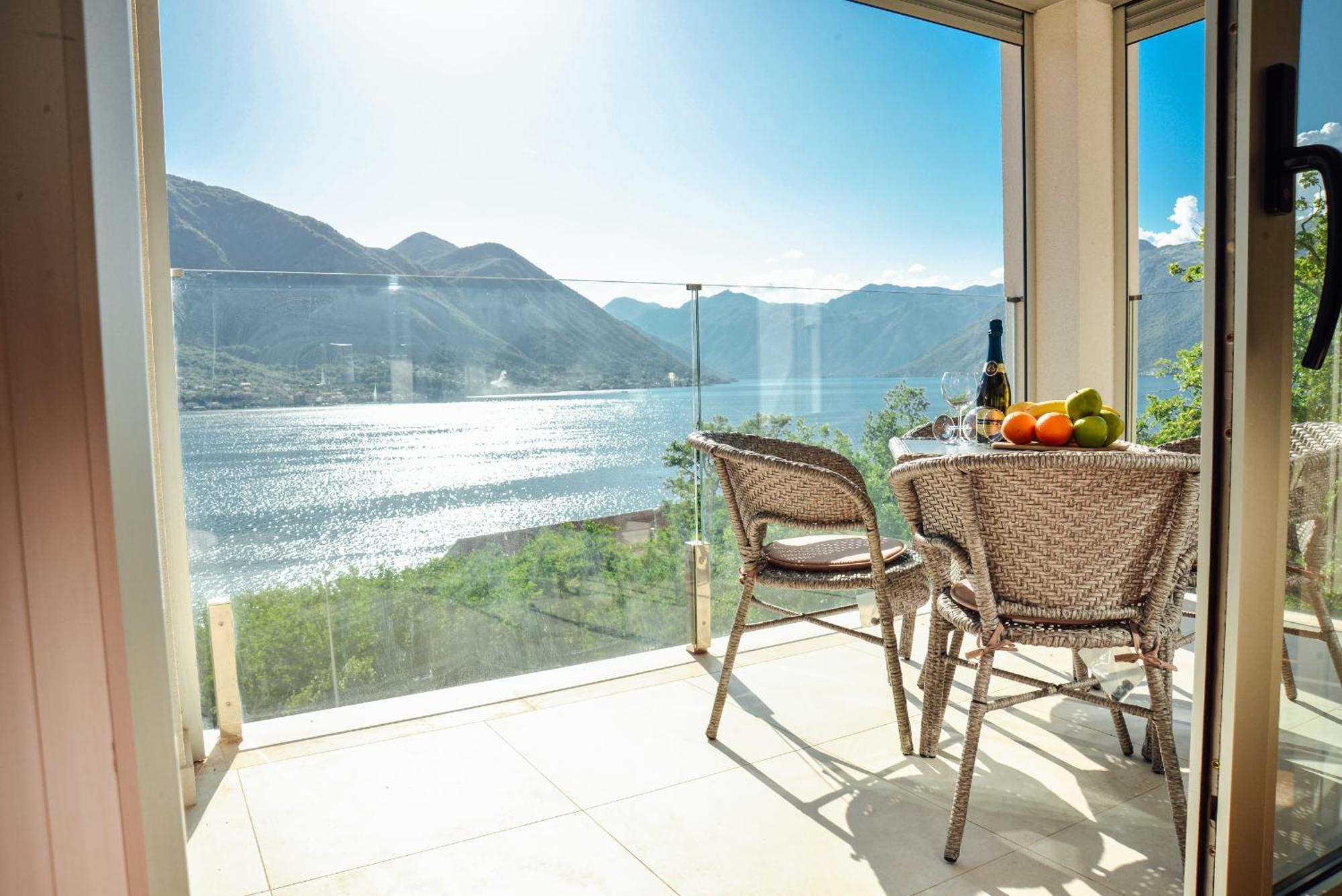 Sea View Apartment For 4 Kotor Eksteriør billede