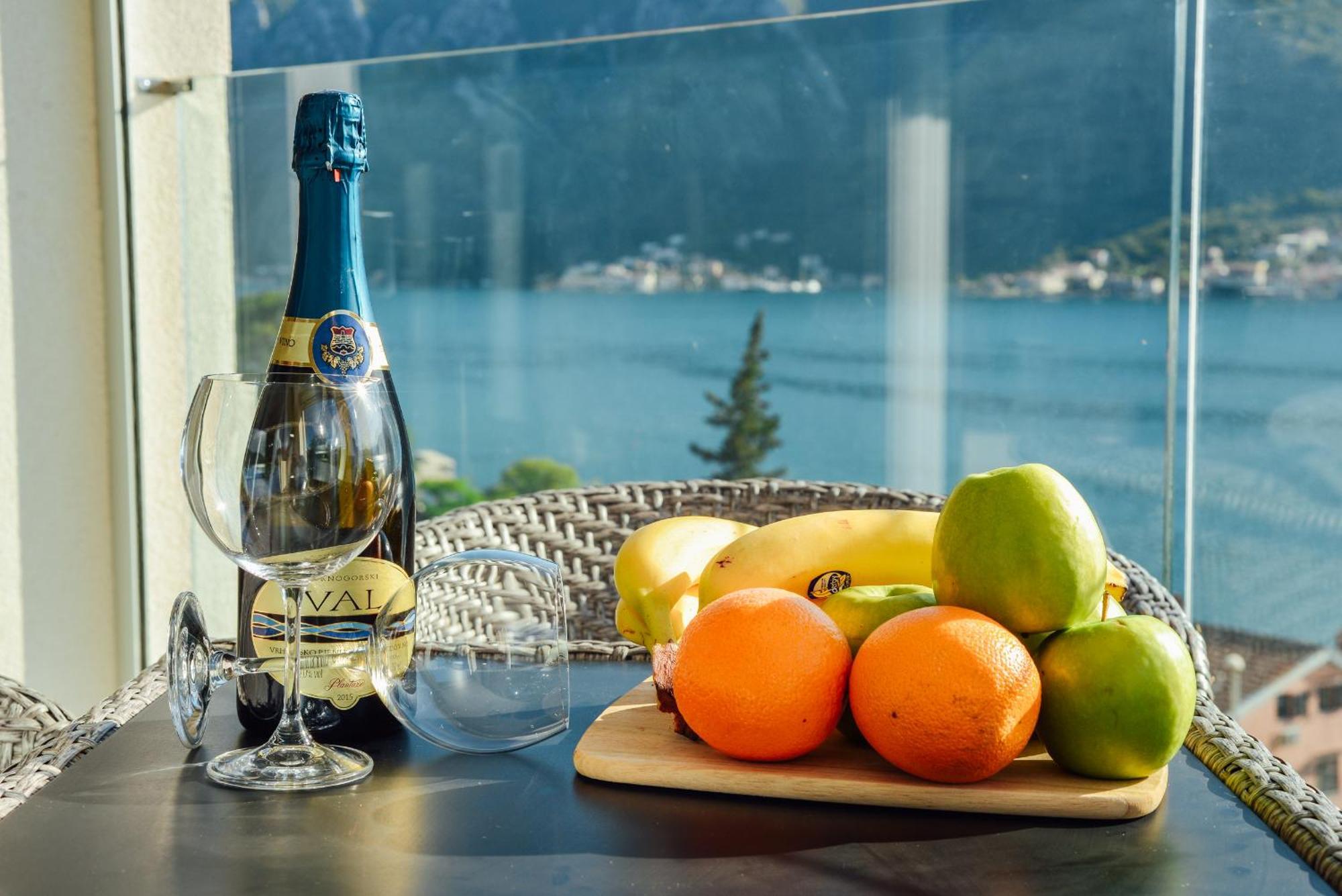 Sea View Apartment For 4 Kotor Eksteriør billede