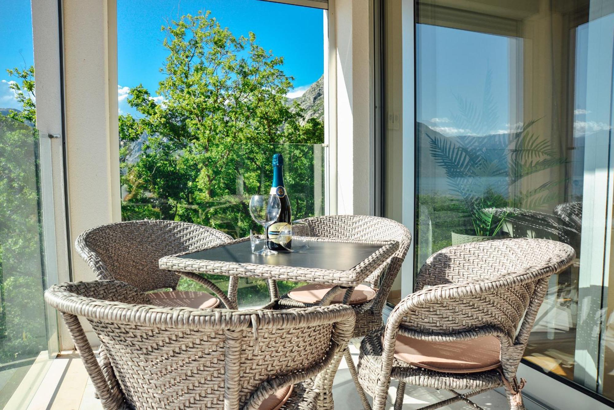 Sea View Apartment For 4 Kotor Eksteriør billede