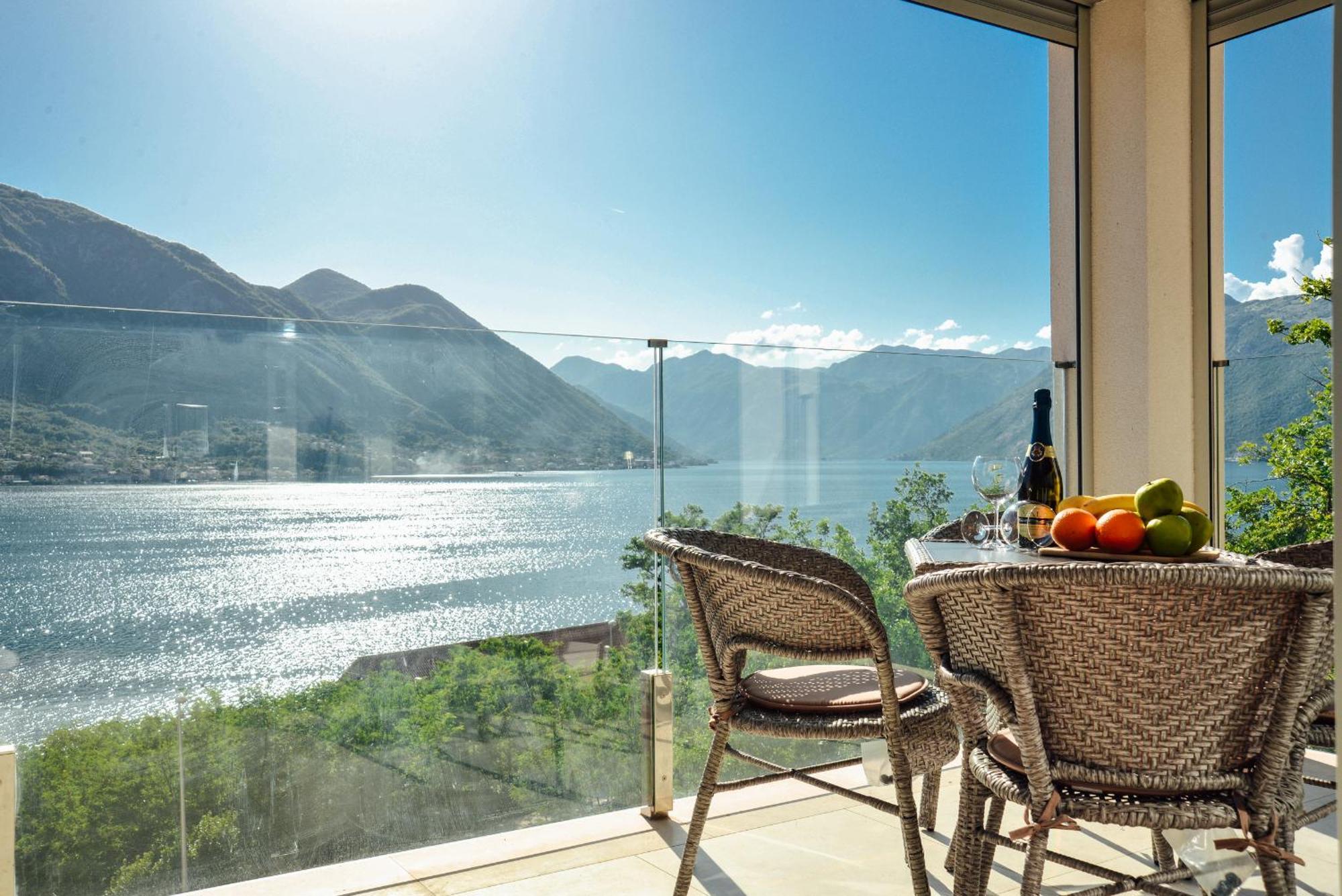 Sea View Apartment For 4 Kotor Eksteriør billede
