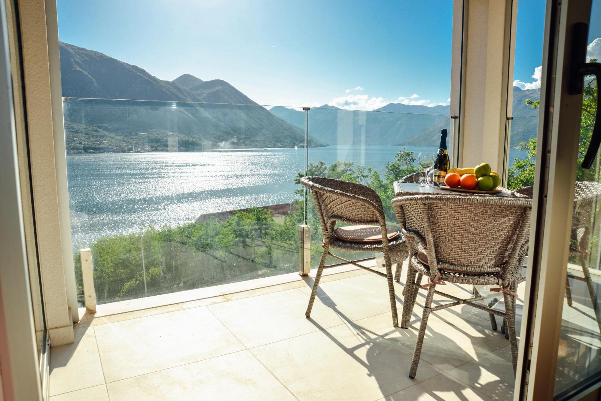 Sea View Apartment For 4 Kotor Eksteriør billede