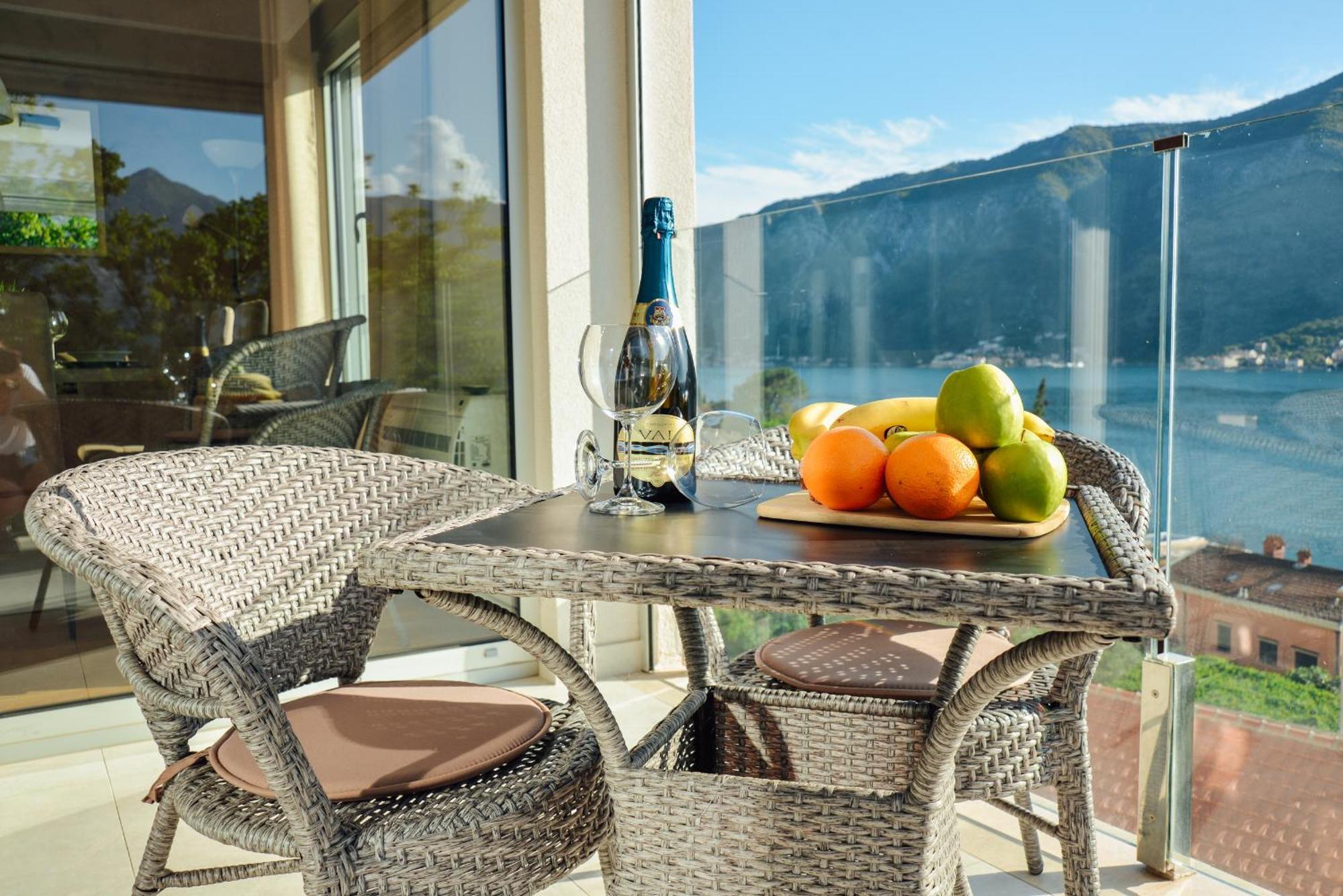 Sea View Apartment For 4 Kotor Eksteriør billede